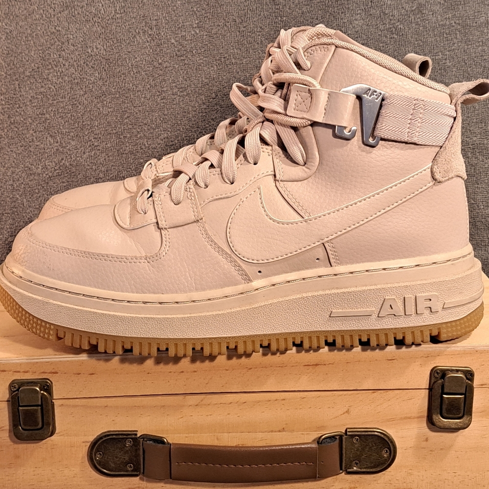 Nike Women's Air Force 1 High Utility 2.0, Size 10.5